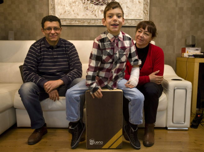 Adrin Martn, junto a sus padres, en su casa de Vlez-Mlaga.