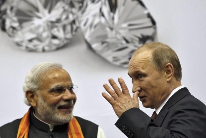 El primer ministro Modi (izda.) y el presidente Putin, durante su...