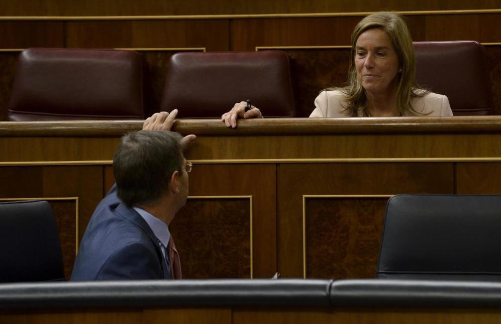 La ex ministra conversa con el ministro de Justicia, Rafael Catal,...