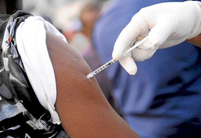 Detalla de una persona al recibir una vacuna.