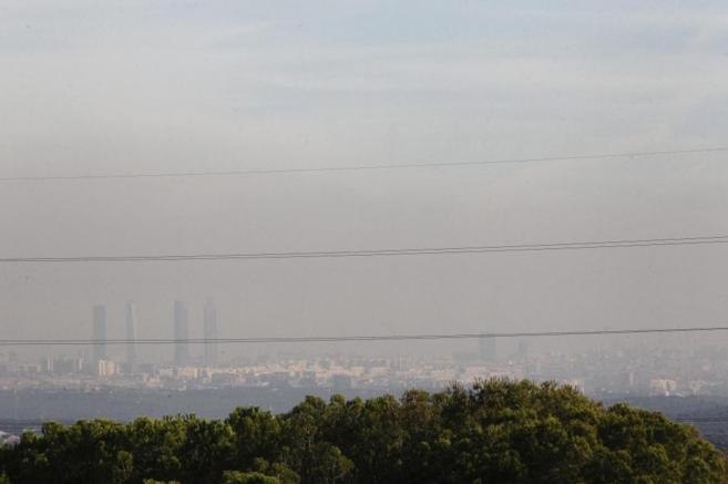 La boina de contaminación, ayer, sobre Madrid.