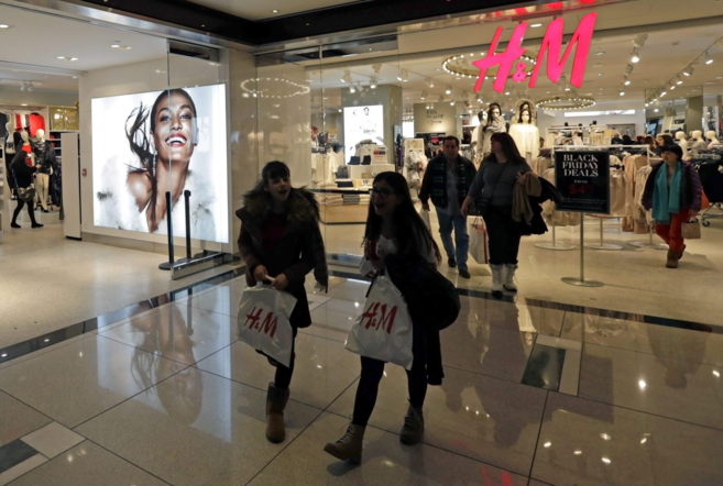 Unas jvenes saliendo de una tienda de la firma sueca H&M.