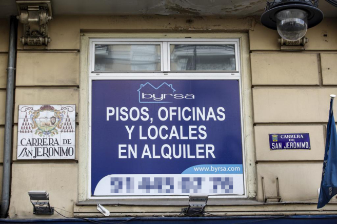 Cartel de inmuebles en alquiler en una calle del centro de Madrid.