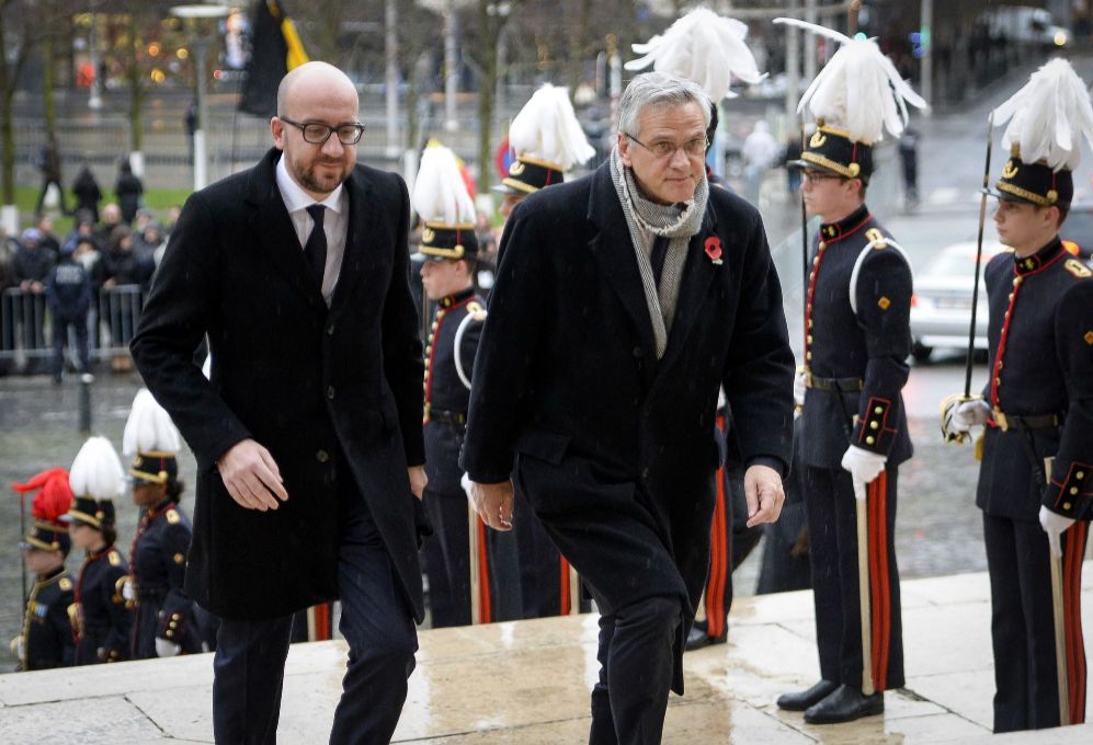 El primer ministro belga, Charles Michel (d), y su ministro de...
