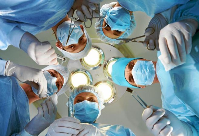 Cirujanos se disponen a empezar una operacin quirrgica en un...