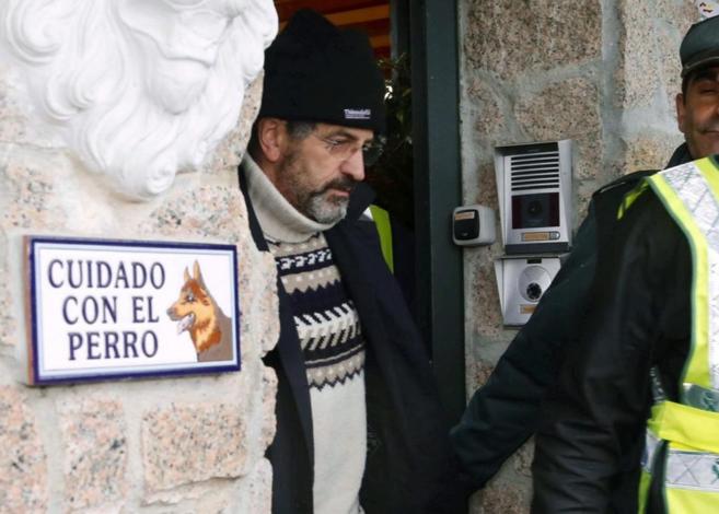 Miguel Rosendo sale de la casa de Oia (Pontevedra) tras asistir al...