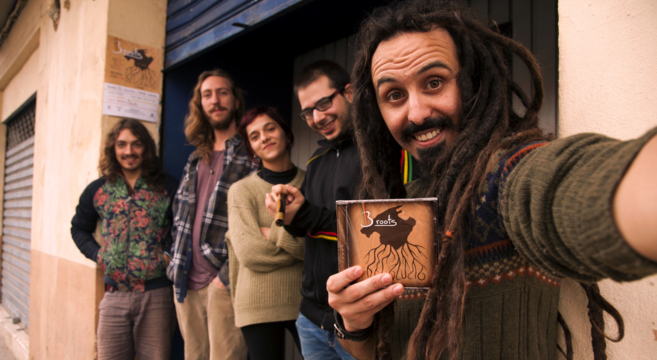 El grupo de reggae Broots posa junto a su primer CD...