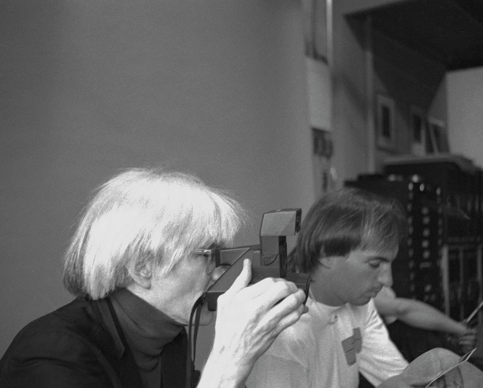 Andy Warhol, haciendo fotos con su cmara