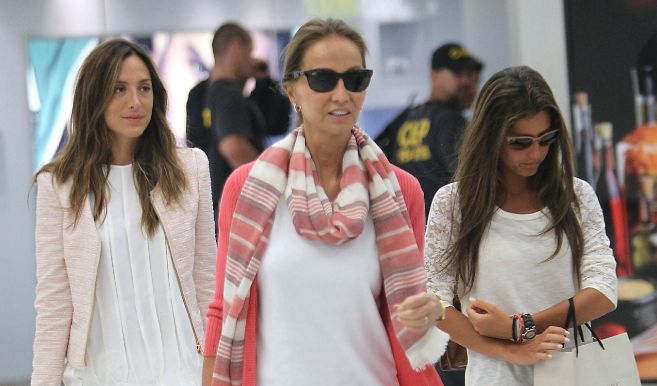 Tamara Falc, Isabel Preysler y Ana Boyer, en el aeropuerto de Miami.