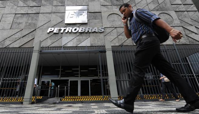 Un transente pasa frente a la sede de Petrobras en Ro de Janeiro.