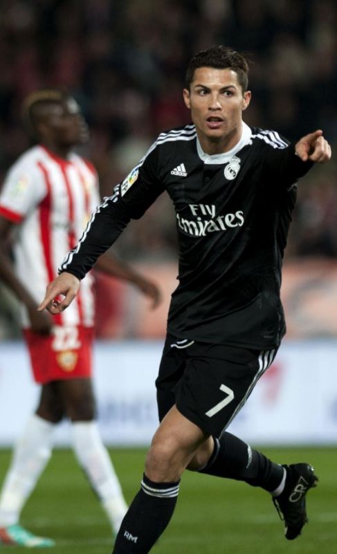 Cristiano celebra uno de sus goles en Almera.