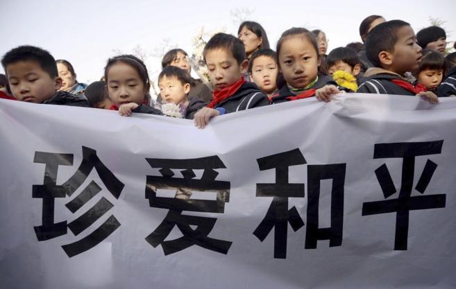 Estudiantes chinos, durante los actos por el 77 aniversario de la...