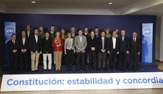 Mariano Rajoy y sus barones regionales, al término del acto celebrado...