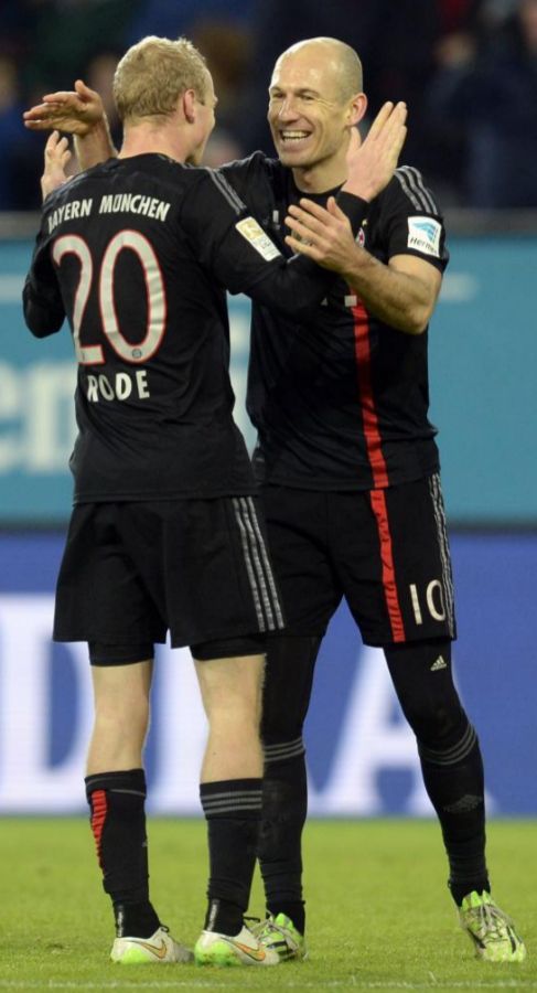 Rode felicita a Robben tras uno de los goles del Bayern.