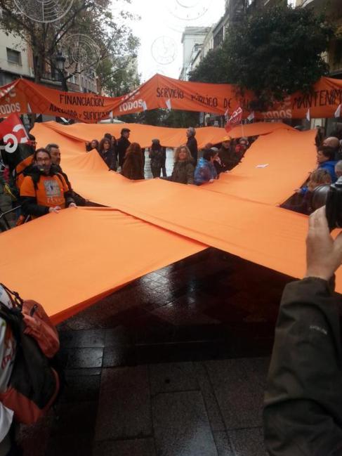 Trabajadores de RTVE extienden el lazo naranja con el que simbolizan...