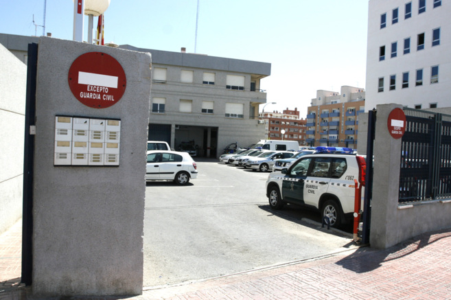 Entrada del cuartel de la Guardia Civil de Torrevieja en una de cuyas...
