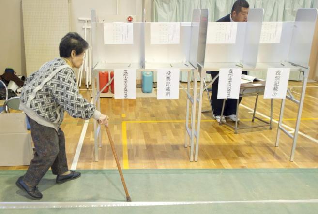 Una anciana acude a votar en Isumi.