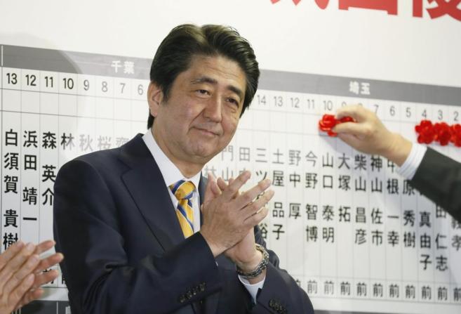 Shinzo Abe agradece a sus partidarios la victoria en las elecciones.
