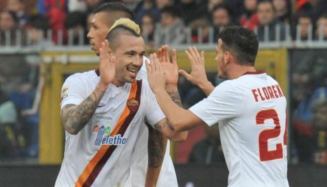 Florenzi felicita a Nainggolan por el gol de la victoria ante el...