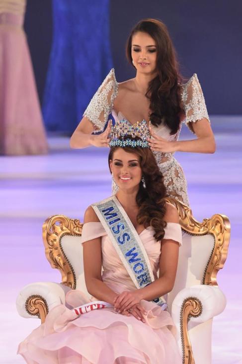 Rolene Strauss es coronada como Miss Mundo.