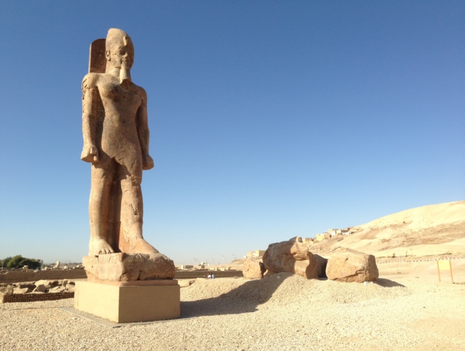 El último coloso puesto en pie en Luxor mide 14 metros y pesa 110...