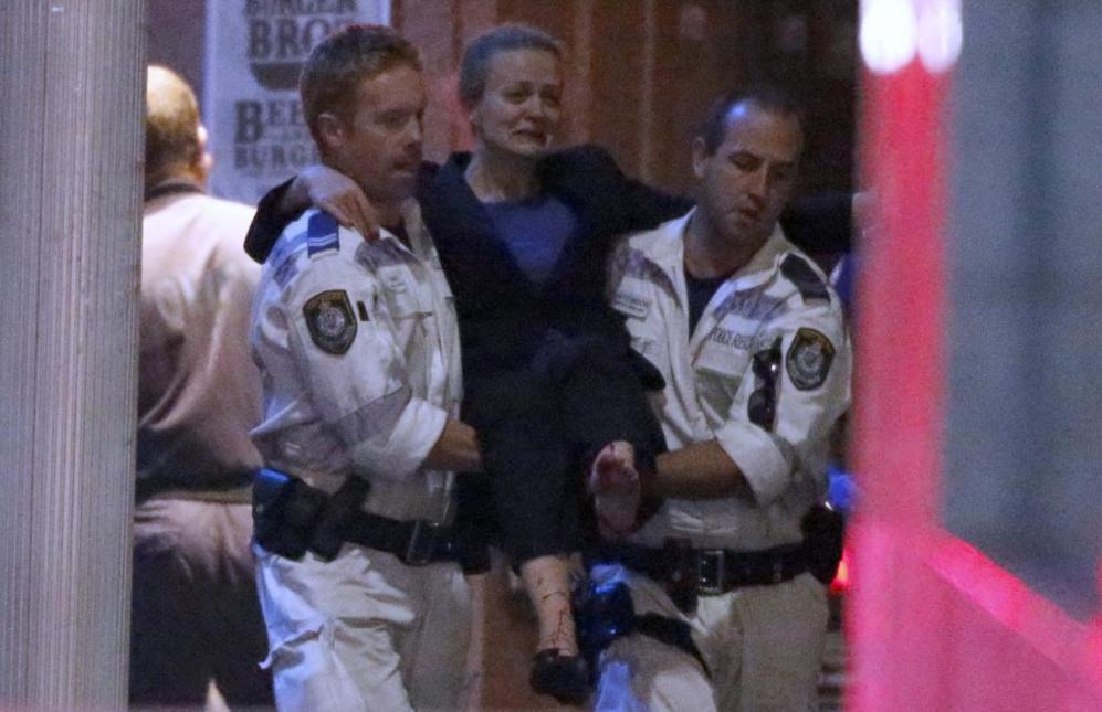 La polica de Sydney lleva en brazos a una de las rehenes del caf...