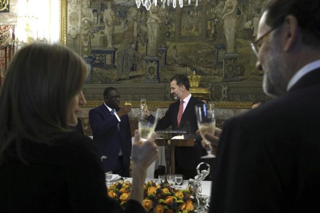 El Rey Felipe VI brinda con el presidente de Senegal, y la Reina...