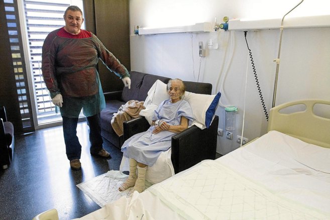 Mara Lpez, ayer, con su yerno, en su habitacin del Hospital de...