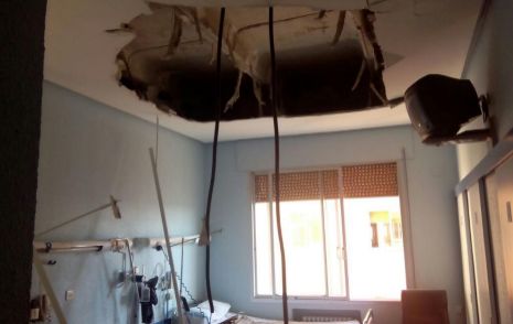 Se desploma el falso techo de una habitacin del Hospital Clnico de...