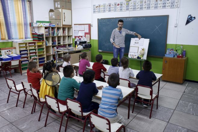 Un maestro da clase en un colegio de Infantil y Primaria de Valencia....