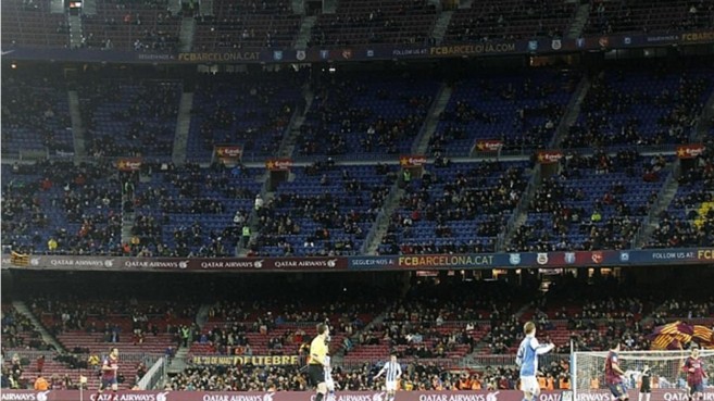 El Camp Nou, con una pobre entrada, durante un partido.