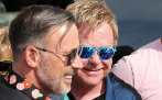 El cantante Elton John (dcha.) y su pareja David Furnish (izq.), en...