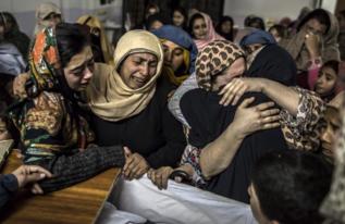 Mujeres lloran ante una vctima del ataque talibn.