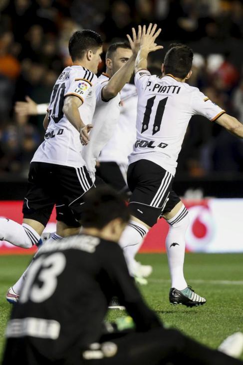 Los jugadores del Valencia celebran uno de sus goles.