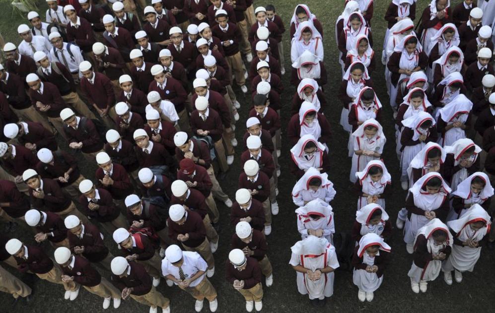 Un grupo de estudiantes reza por las vctimas del ataque talibn.