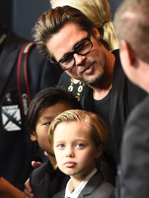 Brad Pitt, con sus hijos Shiloh y, detrs, Pax.