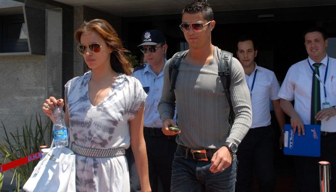 Irina Shayk y Cristiano Ronaldo, en el aeropuerto de Turquía, en una...