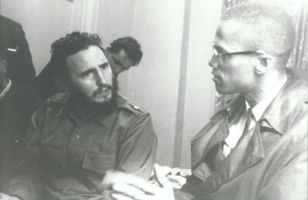 Fidel Castro charla con Malcolm X en una habitacin del Hotel Thersa...