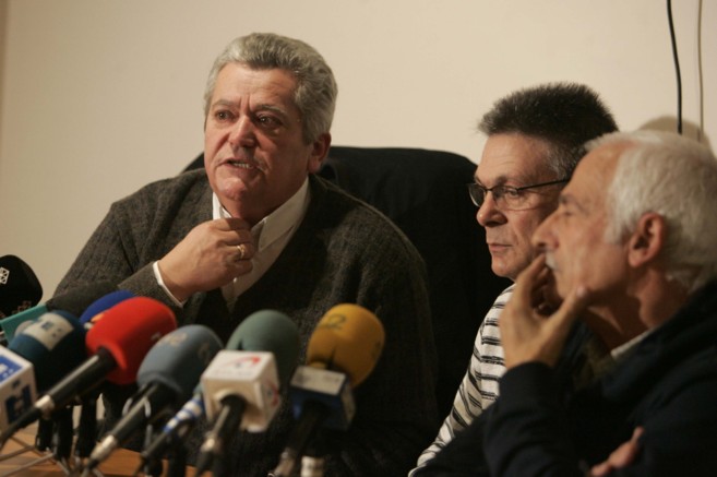 Familiares de las víctimas de la secta fundada por Miguel Rosendo, en...