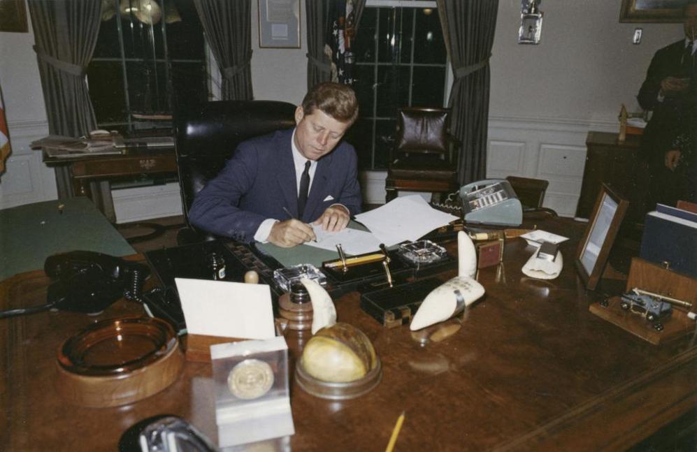El presidente Kennedy firma el embargo de armas a Cuba en octubre de...