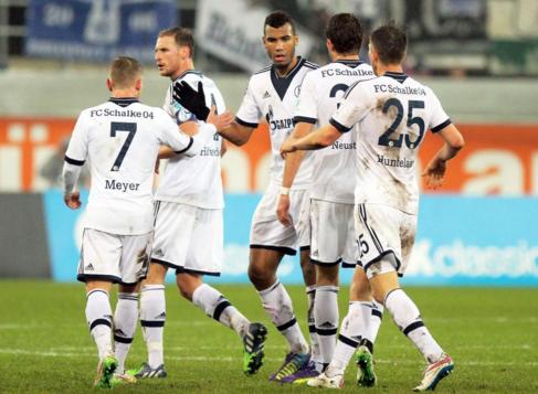 Los jugadores del Schalke celebran el gol de Choupo-Moting.