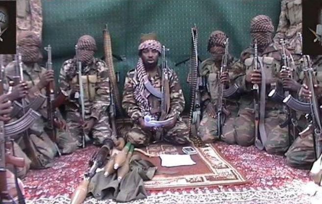 Miembros de la organización terrorista Boko Haram rodean a su líder...