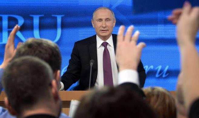 Vladimir Putin atiende a los mltiples periodistas congregados en su...