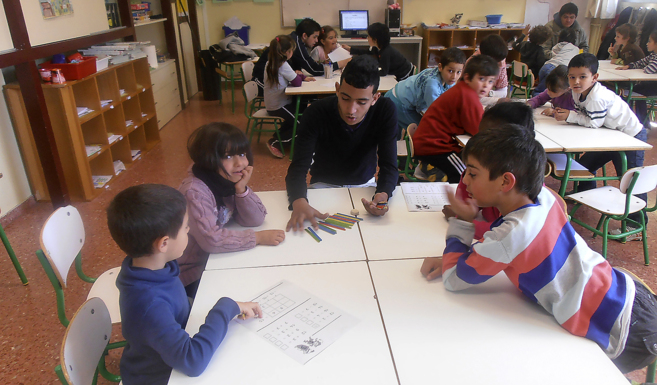 Unos niños del colegio público Sansomendi reciben la ayuda de otro...