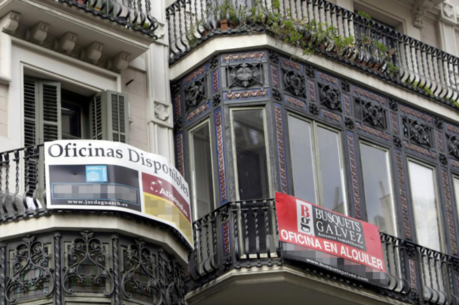 Fachada de un edificio de Barcelona con viviendas y oficinas en venta...