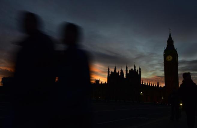 La noche cae sobre el Parlamento britnico, situado en el londinense...