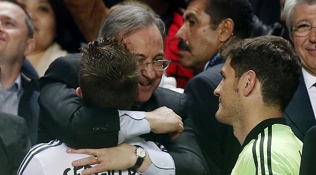 Sergio Ramos y Florentino Prez, en el palco de Lisboa con la entrega...