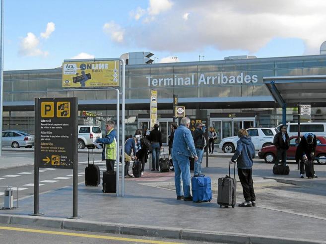 Viajeros en la terminal de llegadas del aeropuerto de Reus.