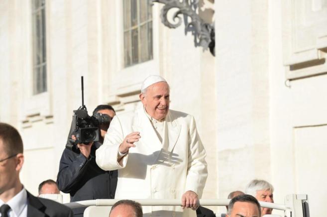 Francisco, a su llegada a la Plaza de San Pedro del Vaticano para...