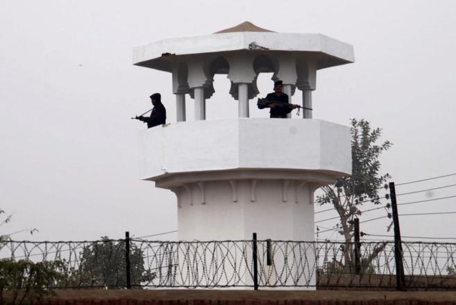 Agentes paquistanes, en la torre de vigilancia de la crcel de...